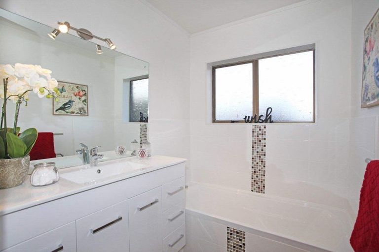 Photo of property in 21b Sunnypark Avenue, Rosehill, Papakura, 2113