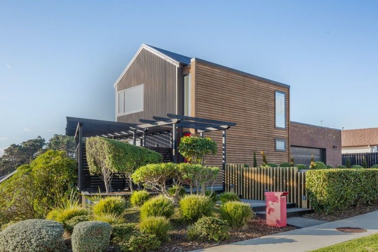 Photo of property in 10 Ihakara Arthur Lane, Aotea, Porirua, 5024