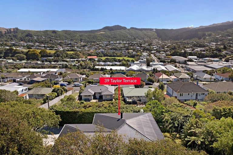 Photo of property in 39 Taylor Terrace, Tawa, Wellington, 5028
