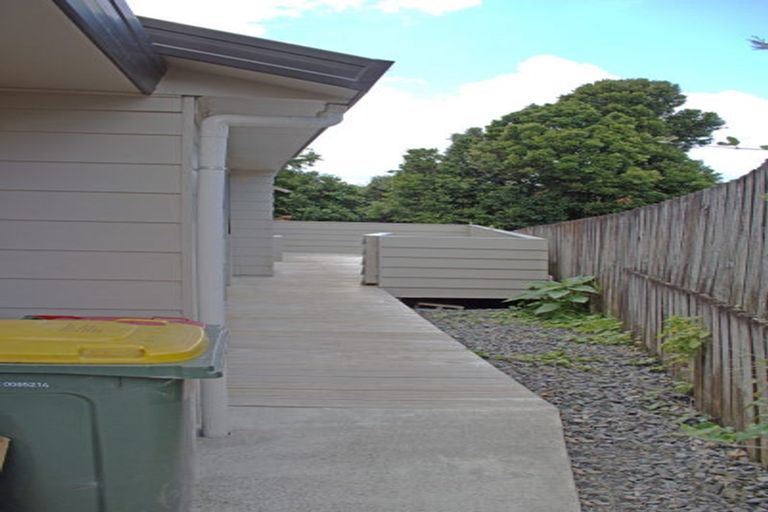 Photo of property in 7 Halloran Place, Massey, Auckland, 0614
