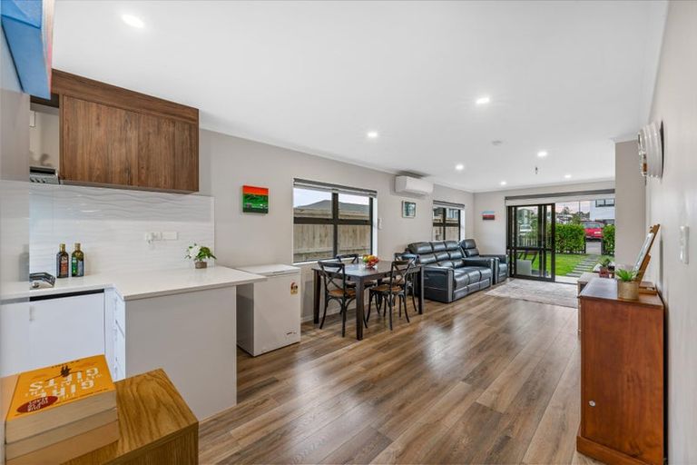 Photo of property in 2 Lumbarda Drive, Kumeu, 0810