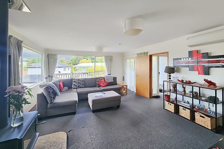 Photo of property in 1/5 Kerria Place, Sunnynook, Auckland, 0620