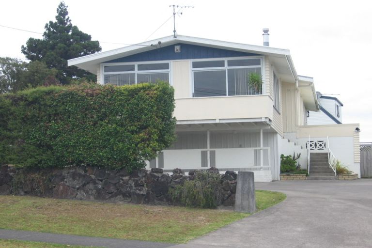 Photo of property in 1/6 Seaview Road, Glenfield, Auckland, 0629