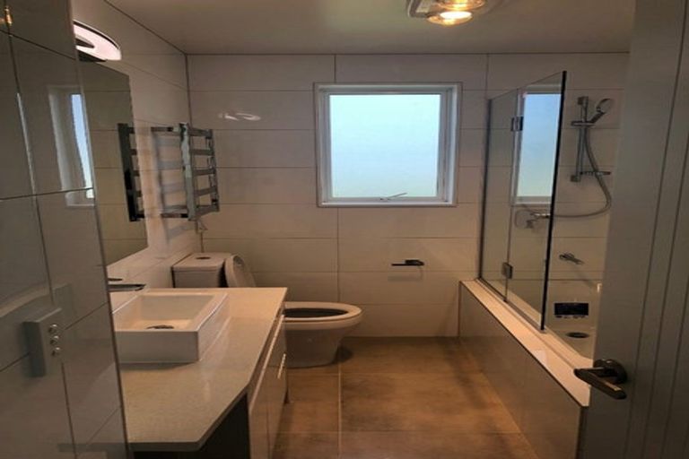 Photo of property in 2 Riroriro Close, Papakura, 2110