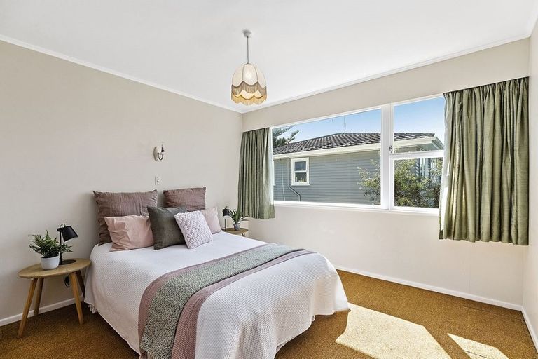 Photo of property in 17 Saint Edmund Crescent, Tawa, Wellington, 5028