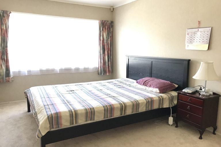 Photo of property in 1/1 Ballater Place, Highland Park, Auckland, 2010