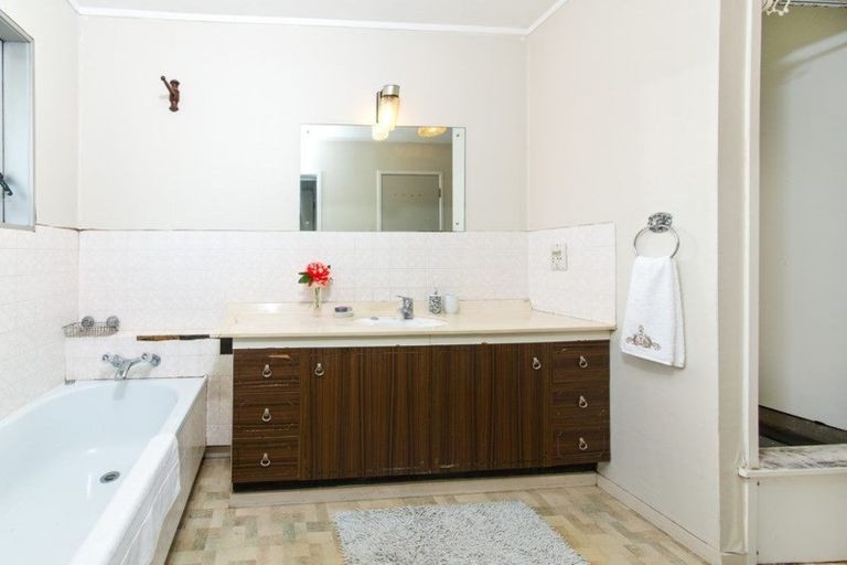 Photo of property in 1/47 Prince Regent Drive, Half Moon Bay, Auckland, 2012