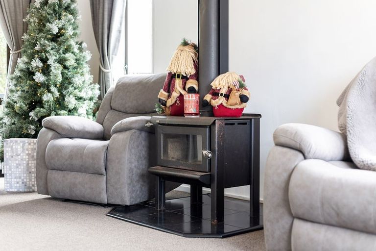 Photo of property in 35 Omapere Street, Whitby, Porirua, 5024