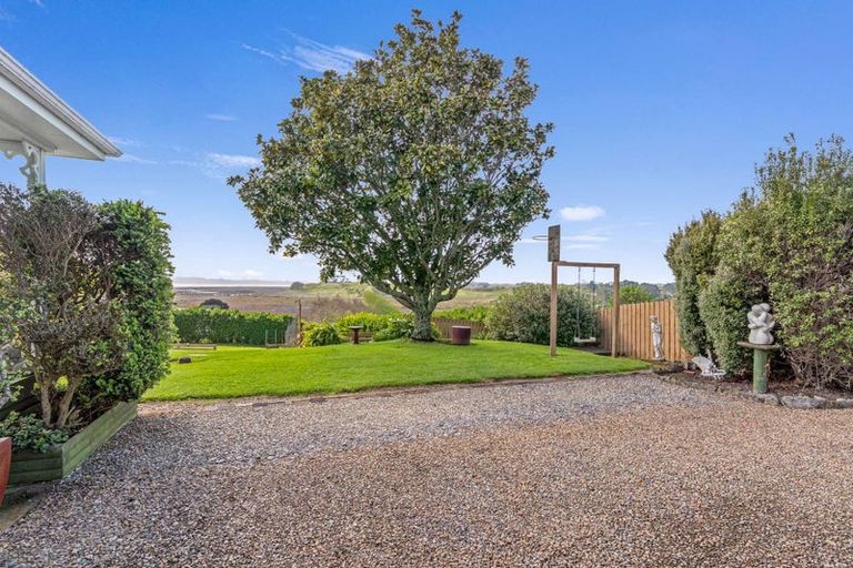 Photo of property in 5 Mcleod Road, South Head, Helensville, 0874