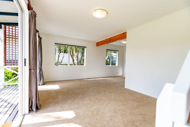 Photo of property in 1396 Whangaparaoa Road, Army Bay, Whangaparaoa, 0930