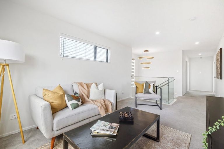 Photo of property in 49a Meadowood Drive, Unsworth Heights, Auckland, 0632