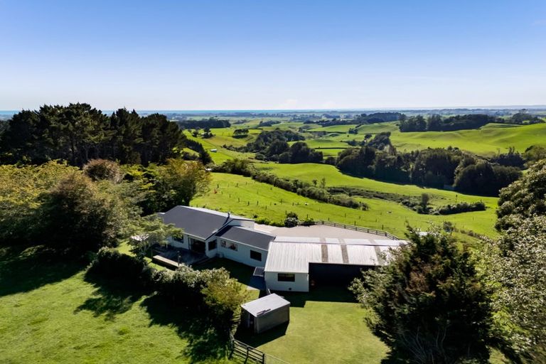 Photo of property in 805 Richmond Road, Lepperton, New Plymouth, 4373