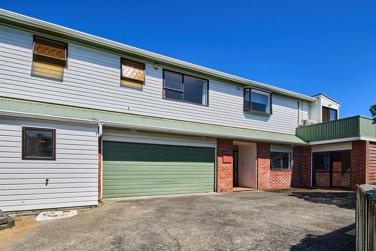 Photo of property in 20 Lyndfield Lane, Newlands, Wellington, 6037