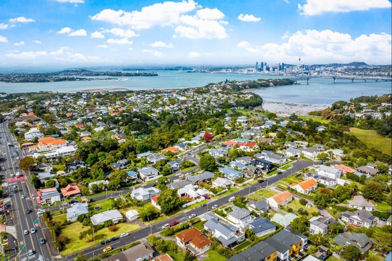 Photo of property in 3/7 Seaview Road, Northcote, Auckland, 0627