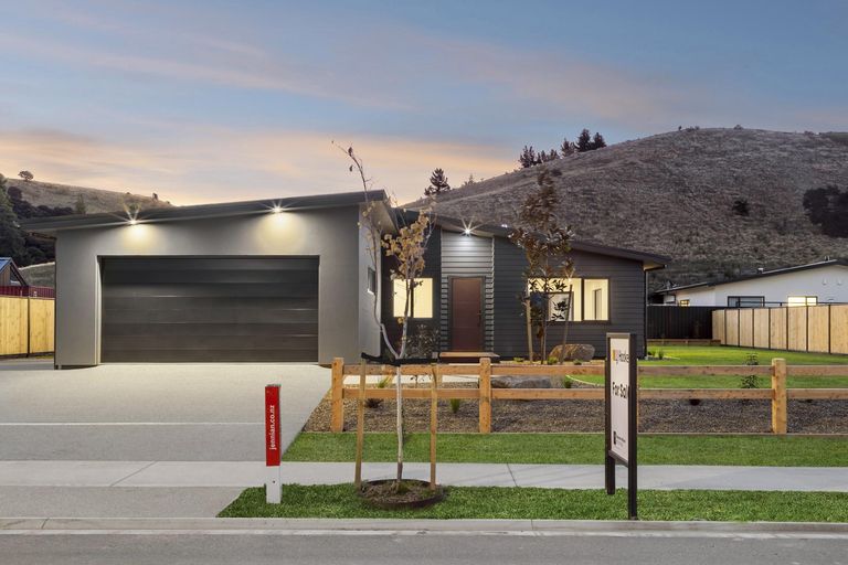 Photo of property in 6 Lake Mckay Drive, Luggate, 9382