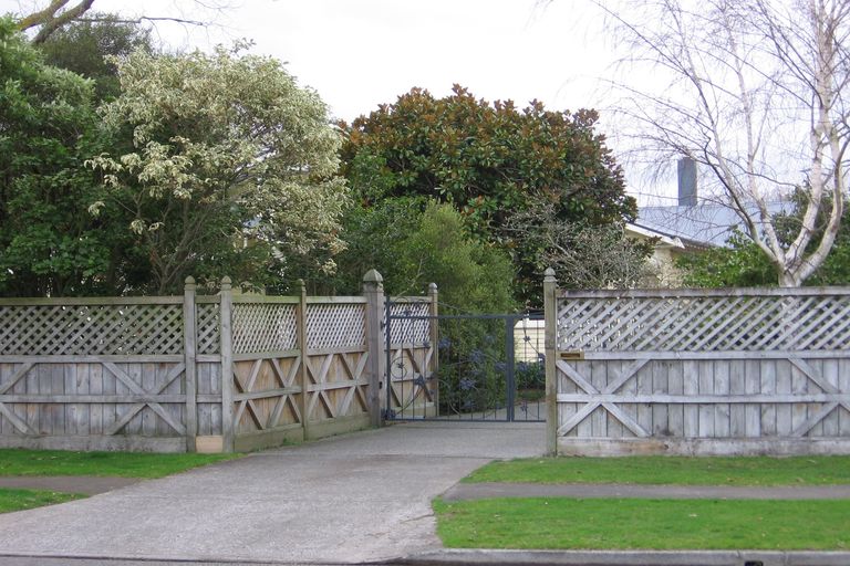 Photo of property in 24 Manapouri Crescent, Hokowhitu, Palmerston North, 4410