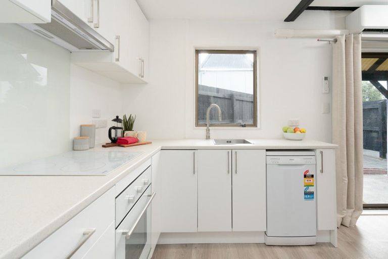 Photo of property in 138 Akaroa Drive, Maupuia, Wellington, 6022