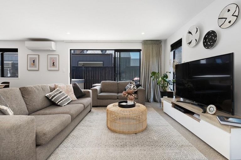 Photo of property in 17 Bale Road, Jacks Point, 9371