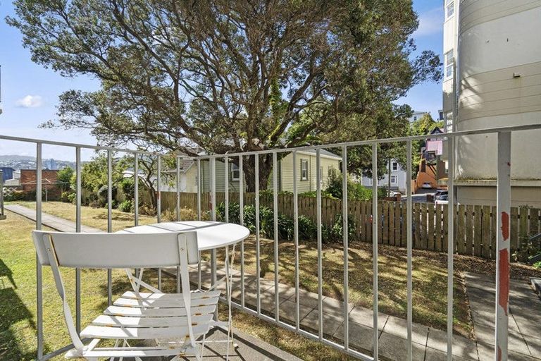 Photo of property in Kingsgate Flats, 10 Austin Street, Mount Victoria, Wellington, 6011