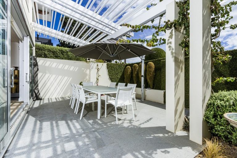 Photo of property in 19 Muritai Road, Milford, Auckland, 0620