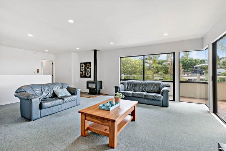 Photo of property in 6 Heatherleigh Rise, Northcross, Auckland, 0632