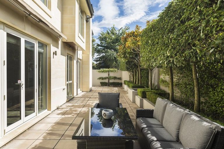 Photo of property in 103 Aikmans Road, Merivale, Christchurch, 8014