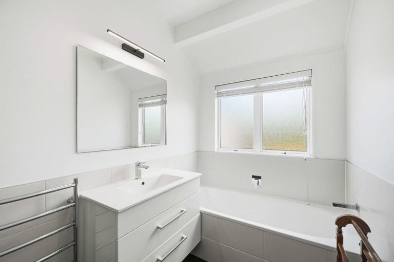 Photo of property in 16 Waipuia Place, Greenhithe, Auckland, 0632