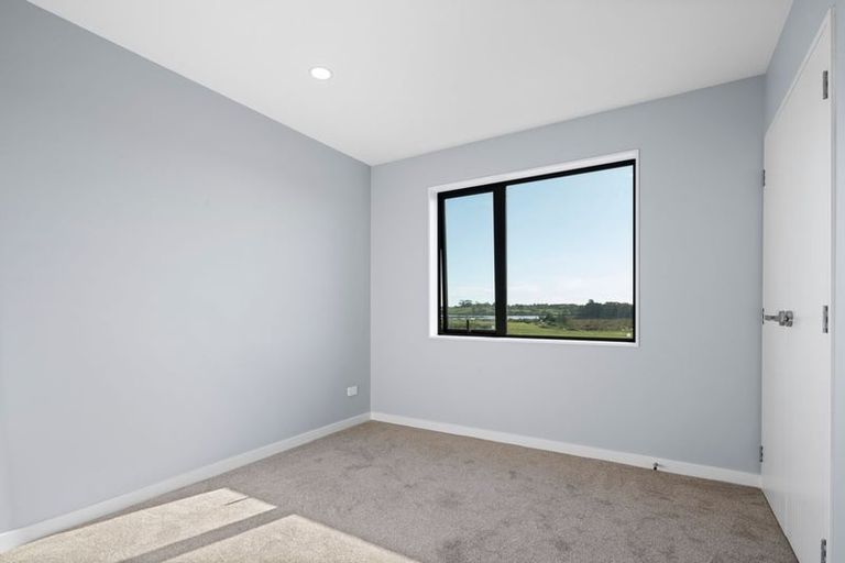 Photo of property in 8 Taipahitini Road, Rosehill, 2113