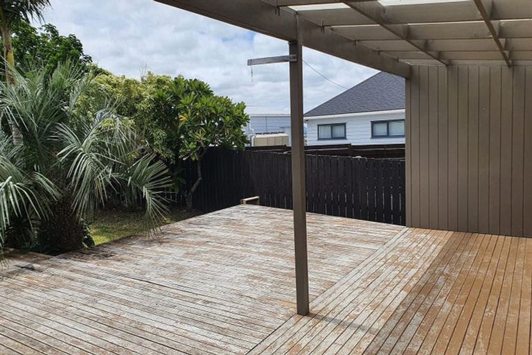 Photo of property in 27 Pahi Place, West Harbour, Auckland, 0618