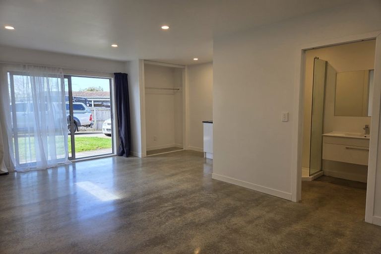 Photo of property in 32 Roberts Road, Te Atatu South, Auckland, 0610