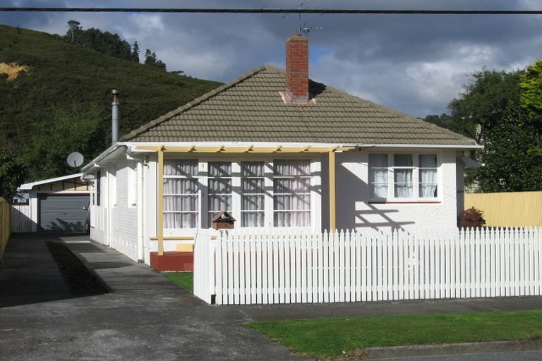 Photo of property in 16 Peck Street, Taita, Lower Hutt, 5011