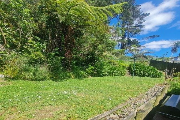 Photo of property in 25 Fernhaven Grove, Newlands, Wellington, 6037