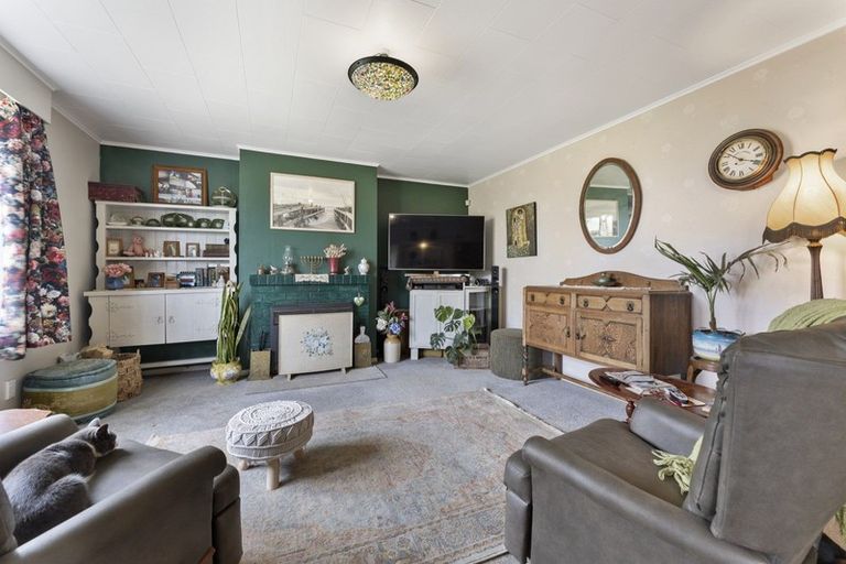 Photo of property in 19 Graves Street, Eltham, 4322