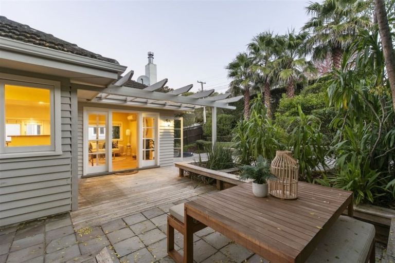 Photo of property in 1/53 Corunna Road, Milford, Auckland, 0620