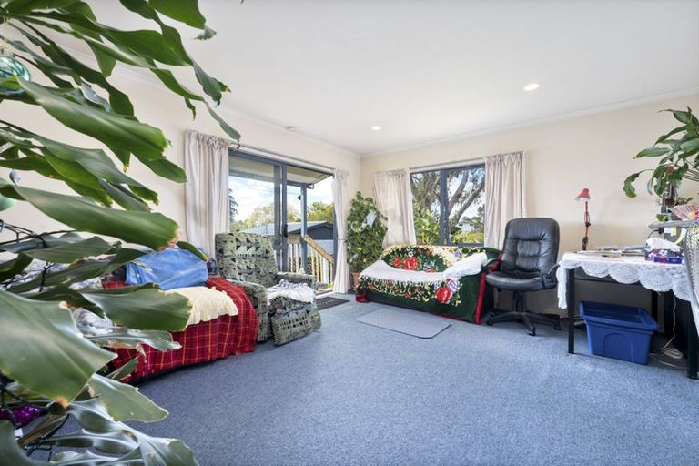 Photo of property in 41 St Leonards Road, Kelston, Auckland, 0602