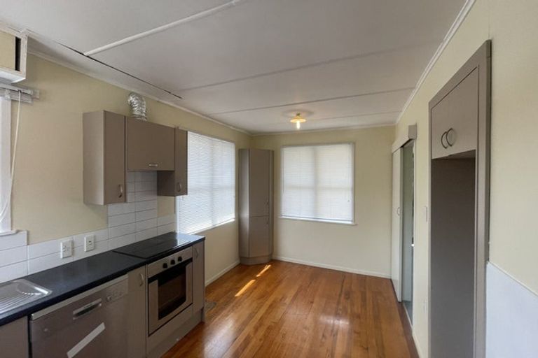 Photo of property in 12 Gill Avenue, Te Atatu Peninsula, Auckland, 0610