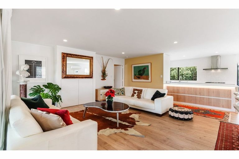 Photo of property in 6 Edgewater Grove, Orewa, 0931