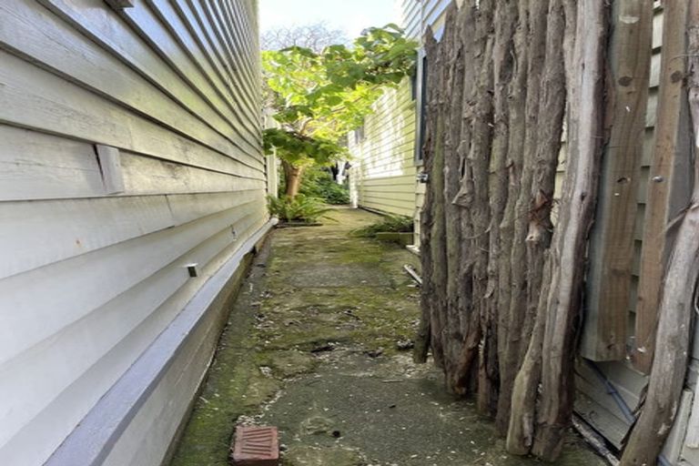 Photo of property in 14 Edge Hill, Mount Victoria, Wellington, 6011