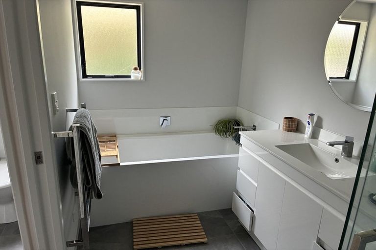 Photo of property in 2/6 Fernlea Rise, Bayview, Auckland, 0629