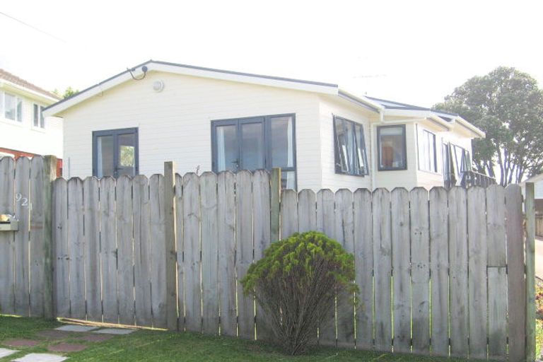Photo of property in 2/924 East Coast Road, Northcross, Auckland, 0630