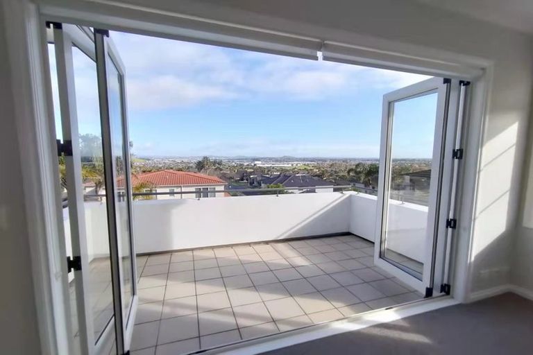 Photo of property in 56 Moyrus Crescent, East Tamaki Heights, Auckland, 2016