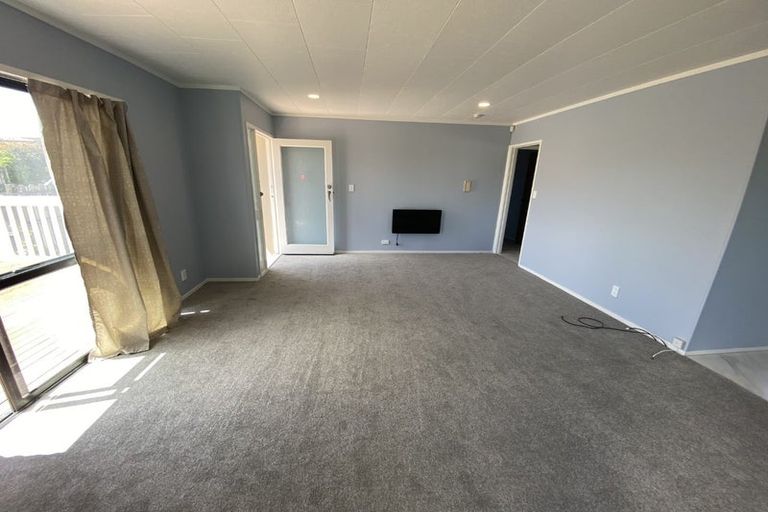 Photo of property in 1/16 Cabello Place, Unsworth Heights, Auckland, 0632