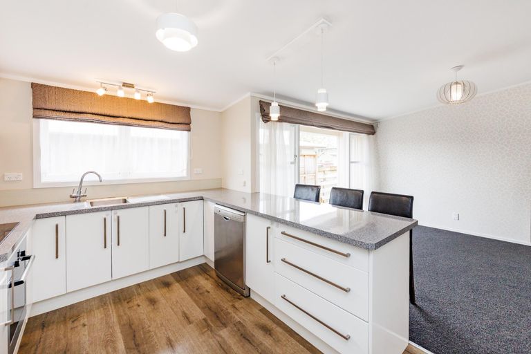 Photo of property in 17 Wikiriwhi Crescent, Awapuni, Palmerston North, 4412