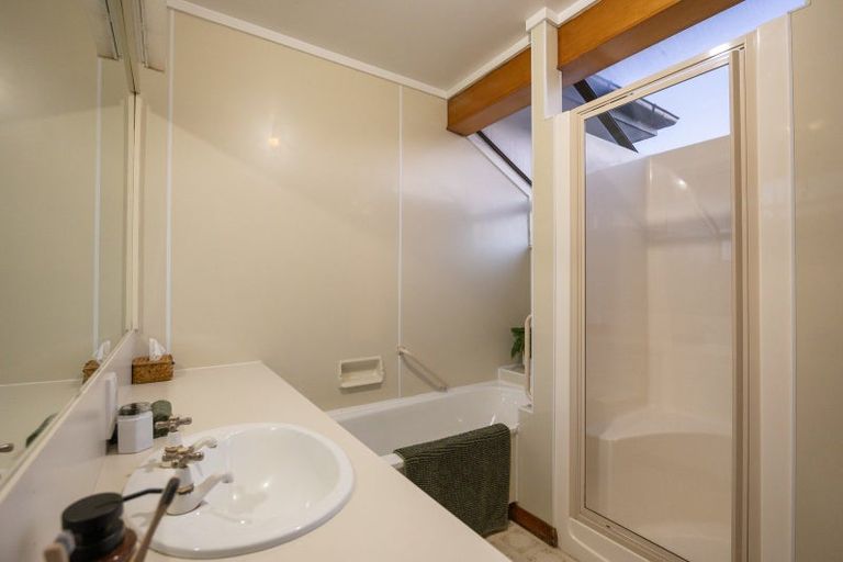 Photo of property in 27 Winston Avenue, Hokowhitu, Palmerston North, 4410