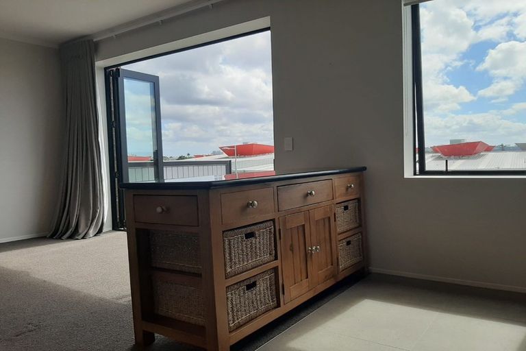 Photo of property in 5/7 Uku Lane, Hobsonville, Auckland, 0616