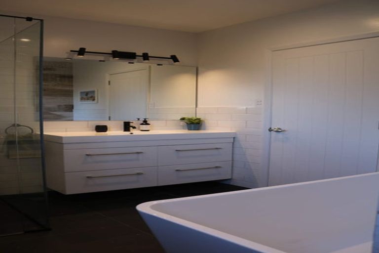 Photo of property in 22 Taikata Road, Te Atatu Peninsula, Auckland, 0610