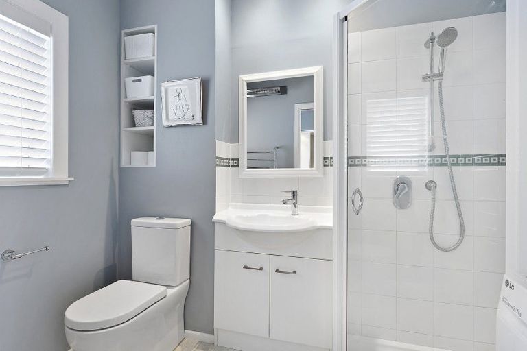 Photo of property in Kingsgate Flats, 10 Austin Street, Mount Victoria, Wellington, 6011