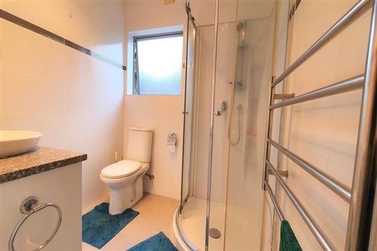 Photo of property in 29a Raleigh Road, Northcote, Auckland, 0627