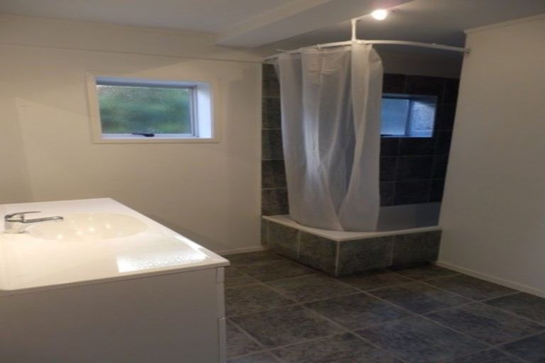 Photo of property in 1/28 Bournemouth Terrace, Murrays Bay, Auckland, 0630