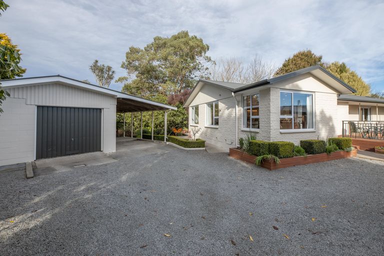 Photo of property in 393 Sawyers Arms Road, Harewood, Christchurch, 8051